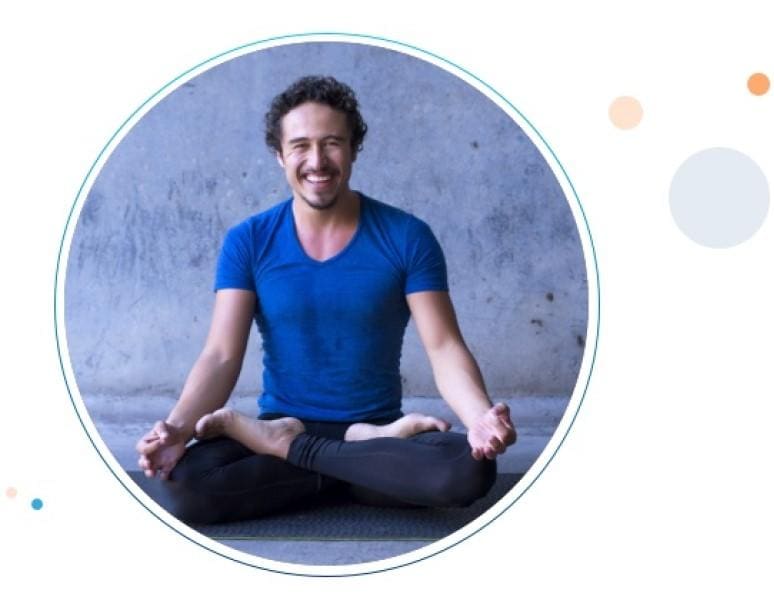 Hombre sonriente practicando yoga, el cual puede ayudar a aliviar la acidez y el reflujo.