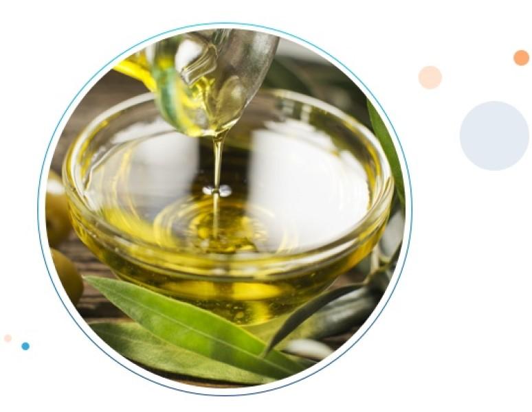 Aceite de oliva en un plato con aceitunas.