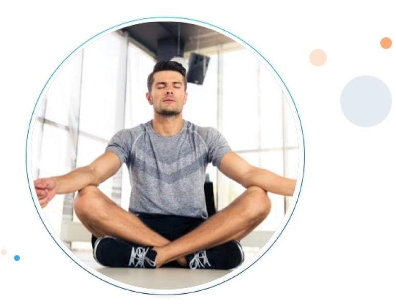 Un maestro de yoga meditando y enseñando como relajarse, lo que puede ayudar con la digestión.