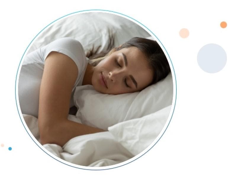 Una mujer durmiendo plácidamente con la cabeza apoyada en la almohada después de tomar Alka-Seltzer.