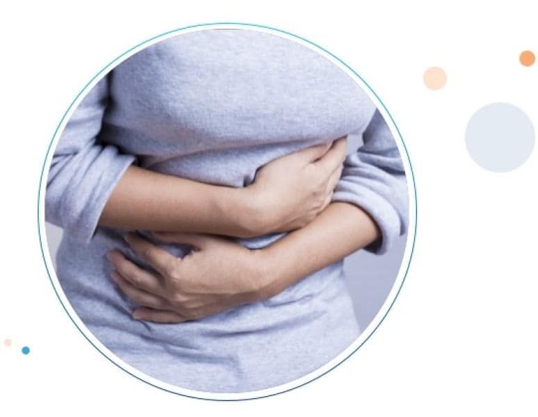 A close-up image of a woman’s stomach, which is causing her severe pain.  Acercamiento de una mujer con dolor de estómago.