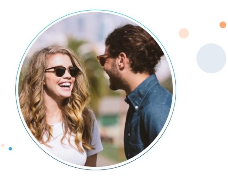 Una pareja sonriendo