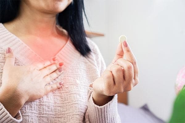 A close-up image of a woman’s stomach, which is causing her severe pain.  Acercamiento de una mujer con dolor de estómago.