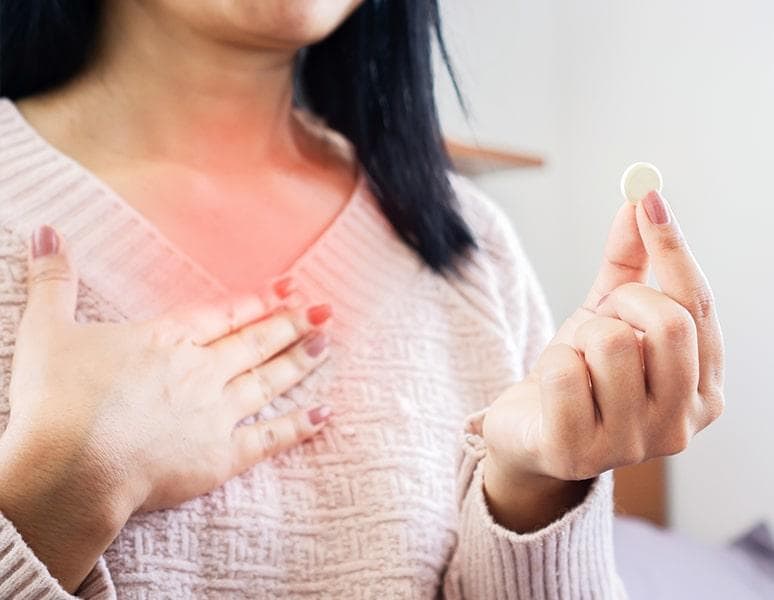A close-up image of a woman’s stomach, which is causing her severe pain.  Acercamiento de una mujer con dolor de estómago.